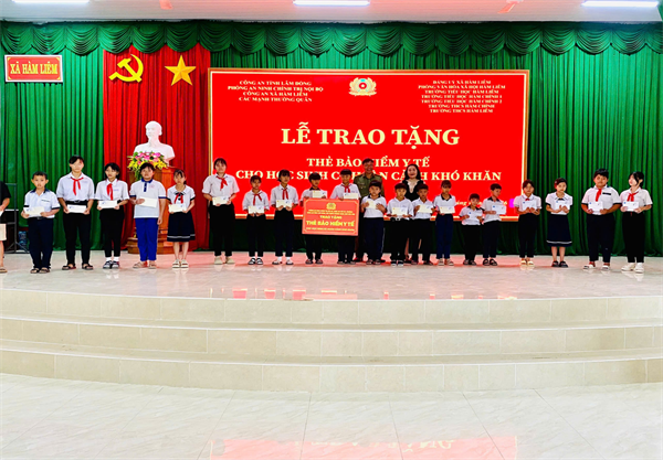 Trao tặng quà tết 2026 cho bà con xã Hàm Liêm2