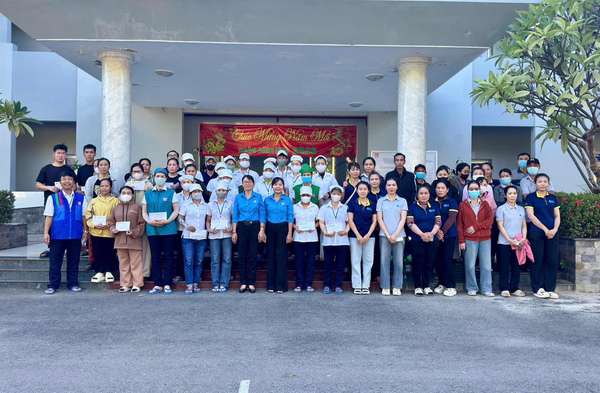 Tổng quan toàn cảnh đoàn viên, người lao động phấn khởi nhận quà nhân tháng công nhân năm 2026
