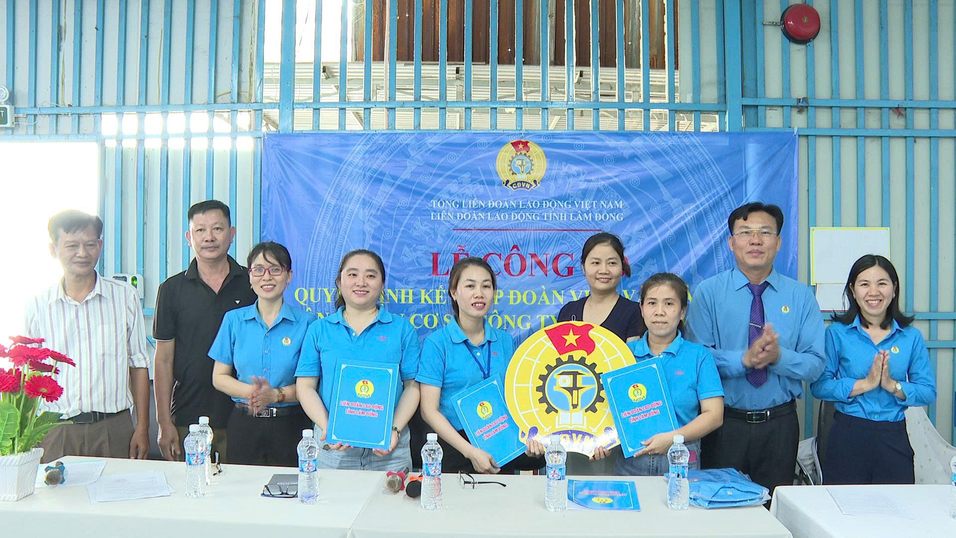Đ/c Đoàn Văn Sự - Ủy viên Ban Chấp hành Tổng Liên đoàn Lao động Việt Nam, Phó Chủ tịch Liên đoàn Lao động tỉnh trao Quyết định; Logo công đoàn cho BCH