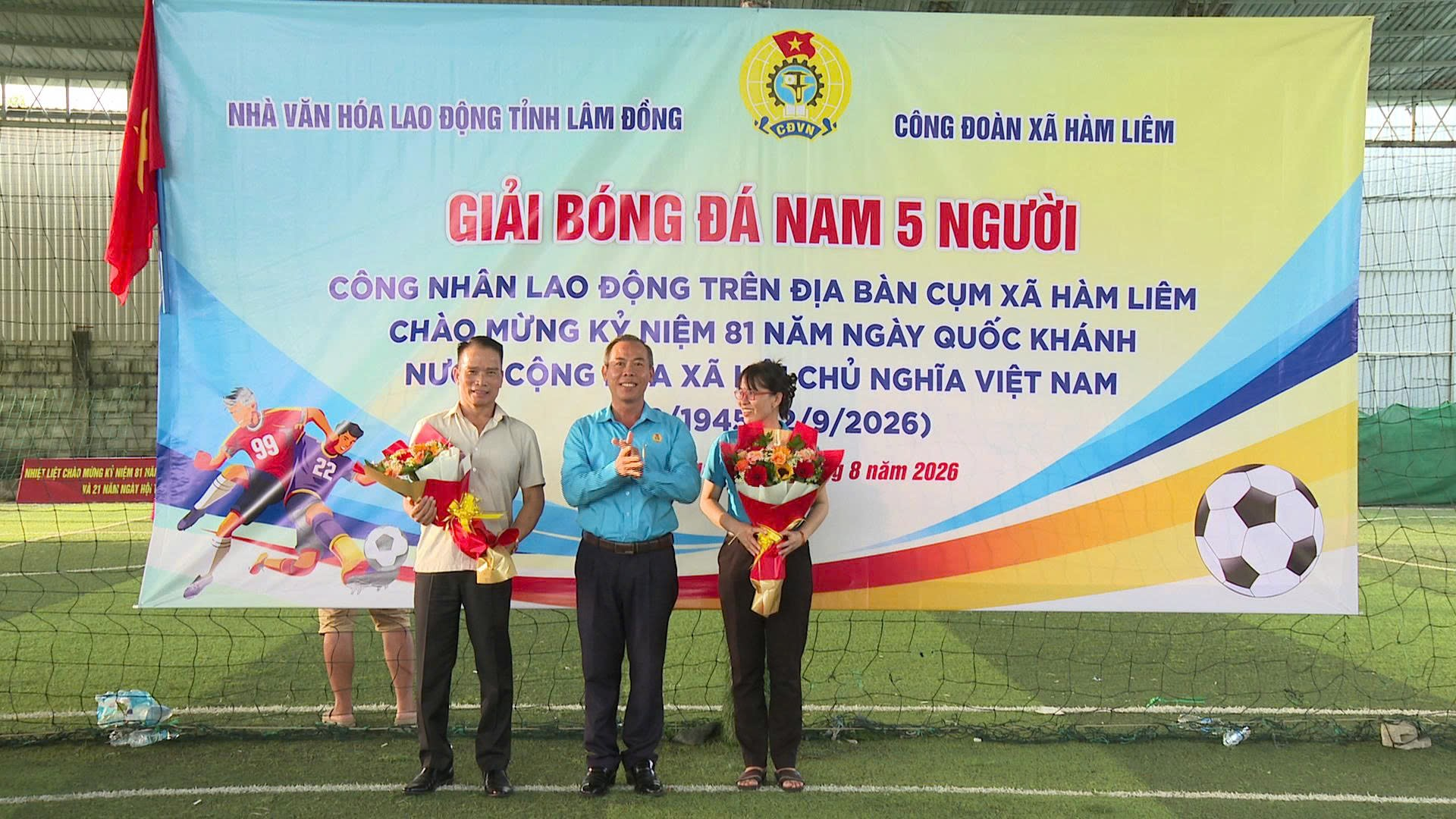ông Nguyễn Phú Hoàng – Chủ tịch LĐLĐ tỉnh đã trao tặng những lẵng hoa tươi thắm chúc mừng Ban Tổ chức.