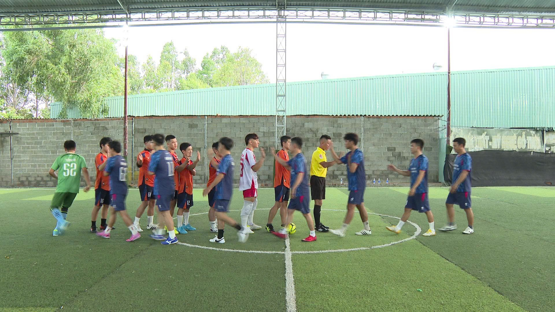 Cảnh quan các cầu thủ chuẩn bị đấu