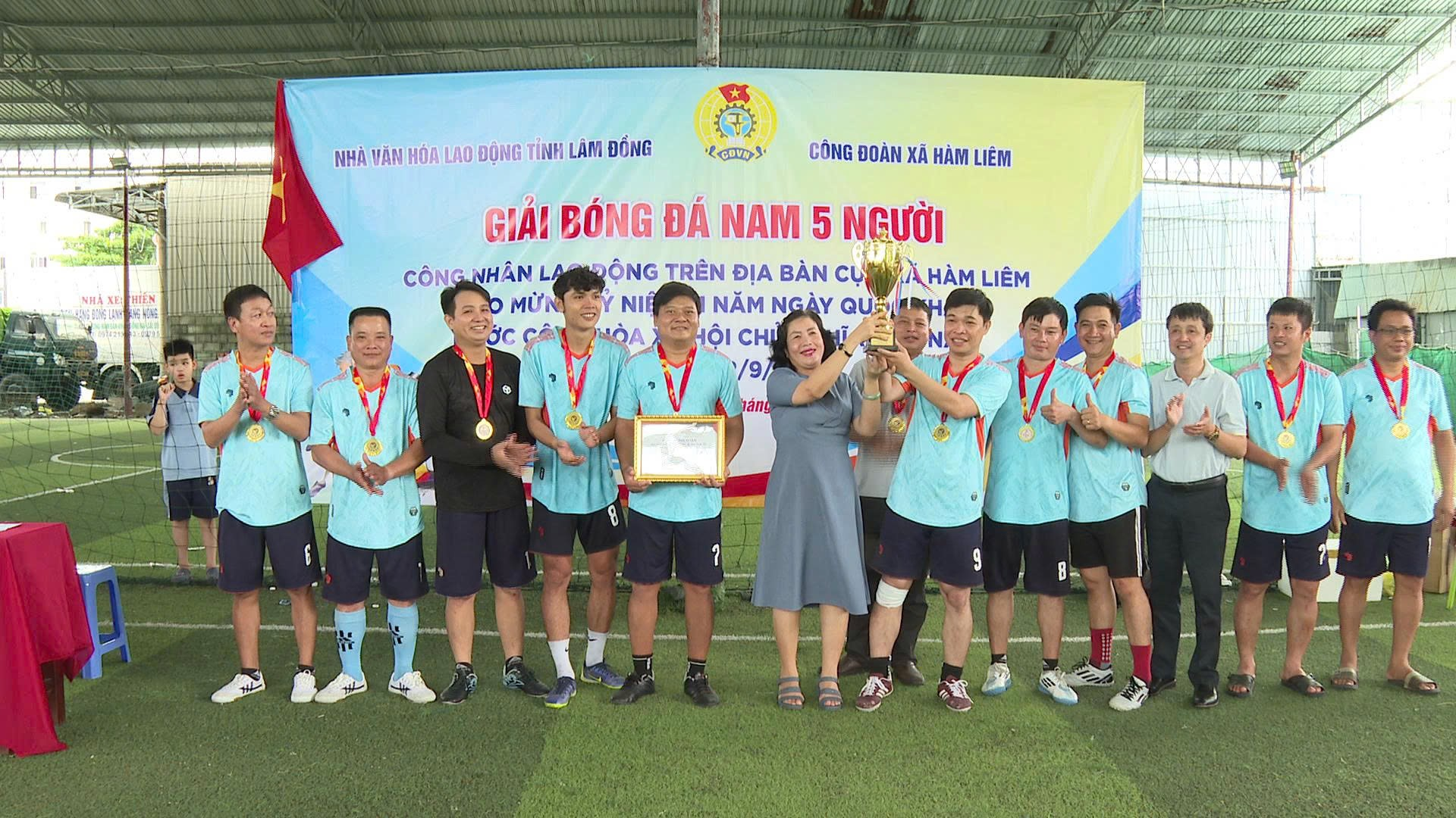 Đồng chí Nguyễn Thị Toàn Thắng, TU viên, Bí thư Đảng ủy xã và đồng chí Hồ Công Dương, Phó Chủ tịch Thường trực LĐLĐ tỉnh trao cúp, huy chương, giấy chứng nhận CĐCS Trung tâm Y tế Khu vực Hàm Thuận Bắc năm 2026
