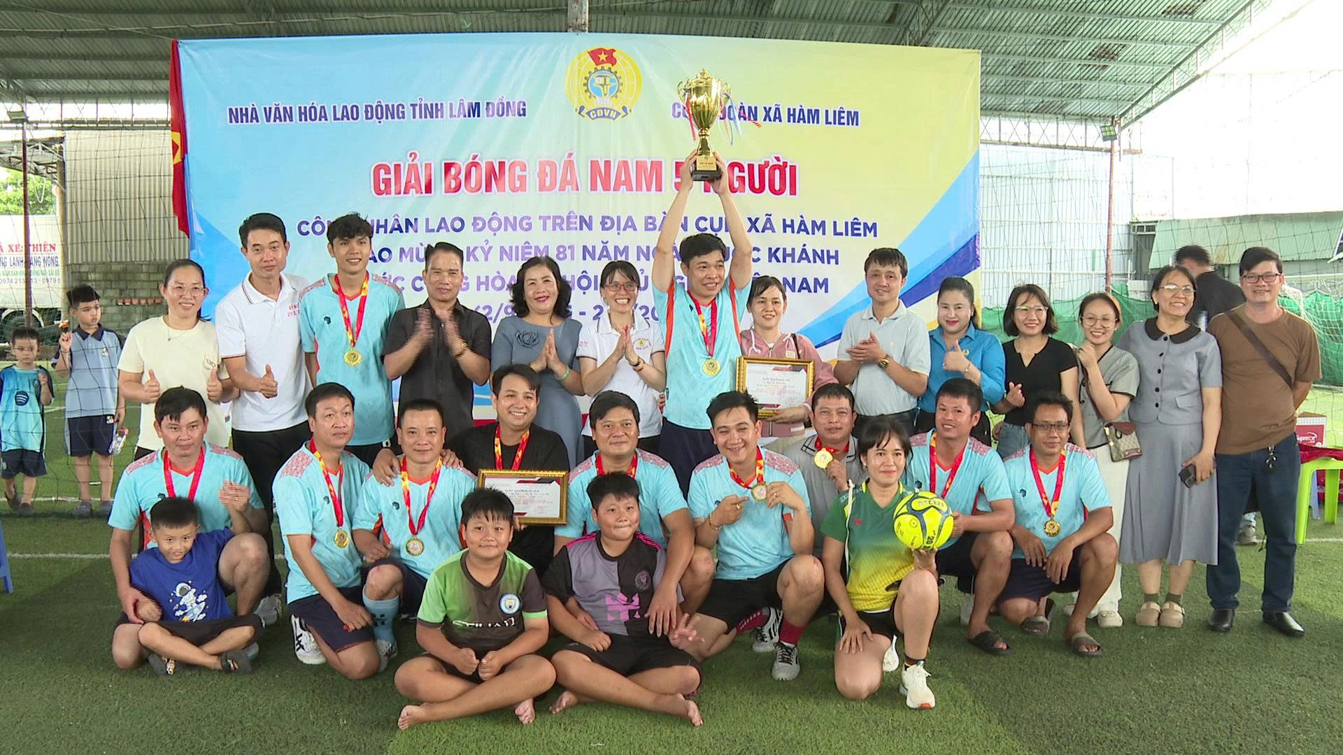 Toàn cảnh chụp hình với nhà vô địch