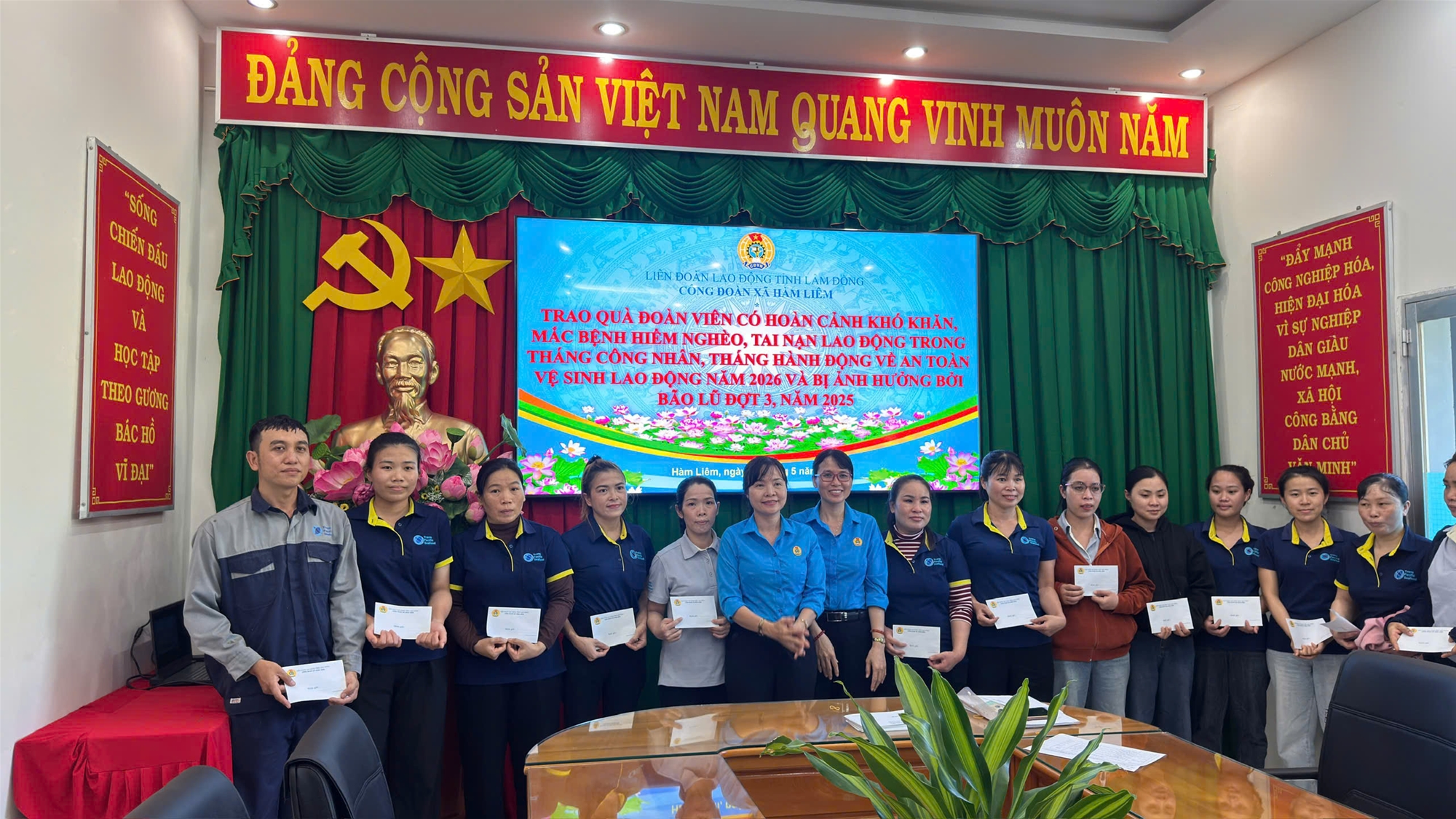 Ban Thường vụ Công đoàn xã Hàm Liêm trao quà cho đoàn viên, người lao động có hoàn cảnh khó khăn