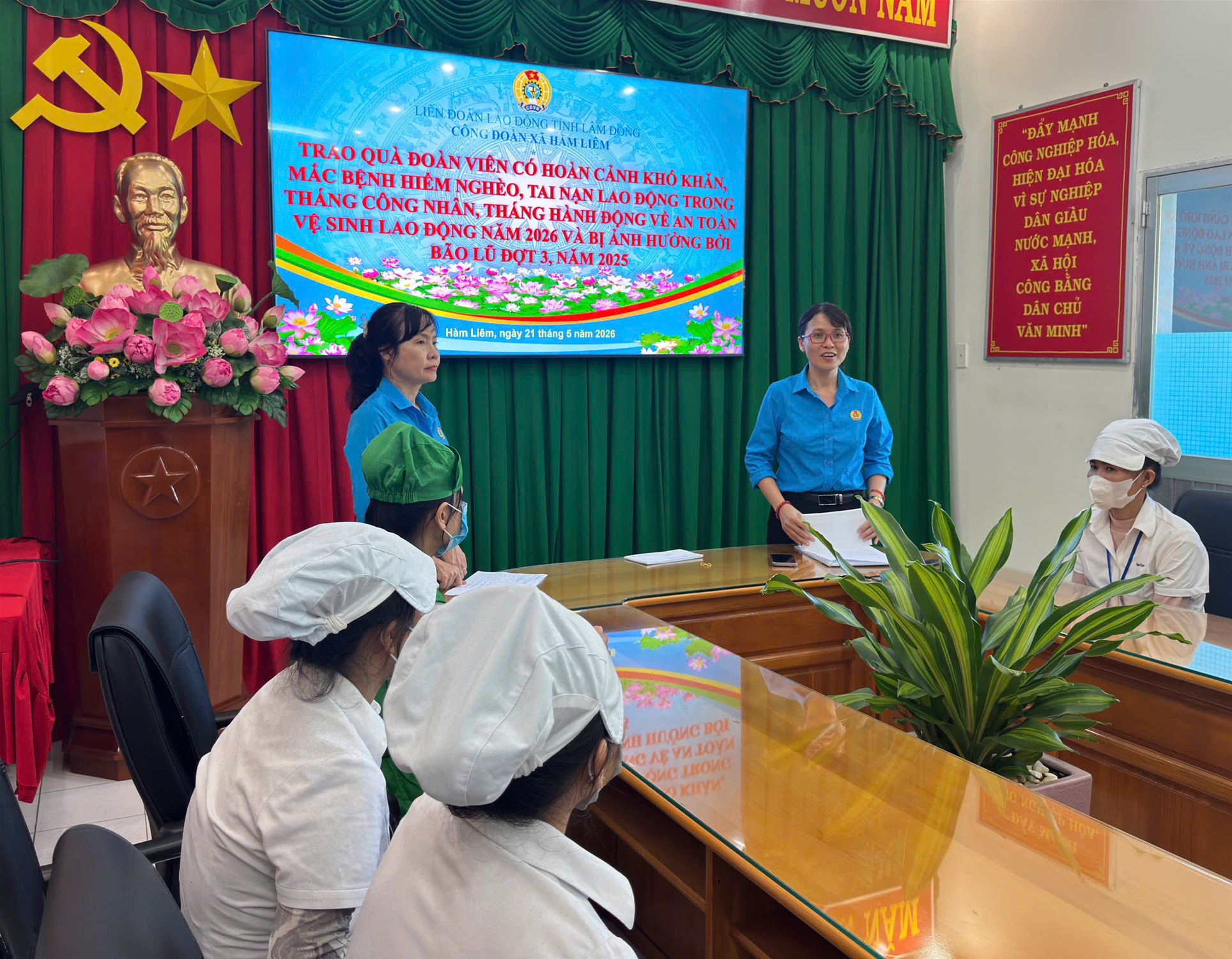 Đ/c Chủ tịch CĐ xã Hàm Liêm động viên đoàn viên, người lao động