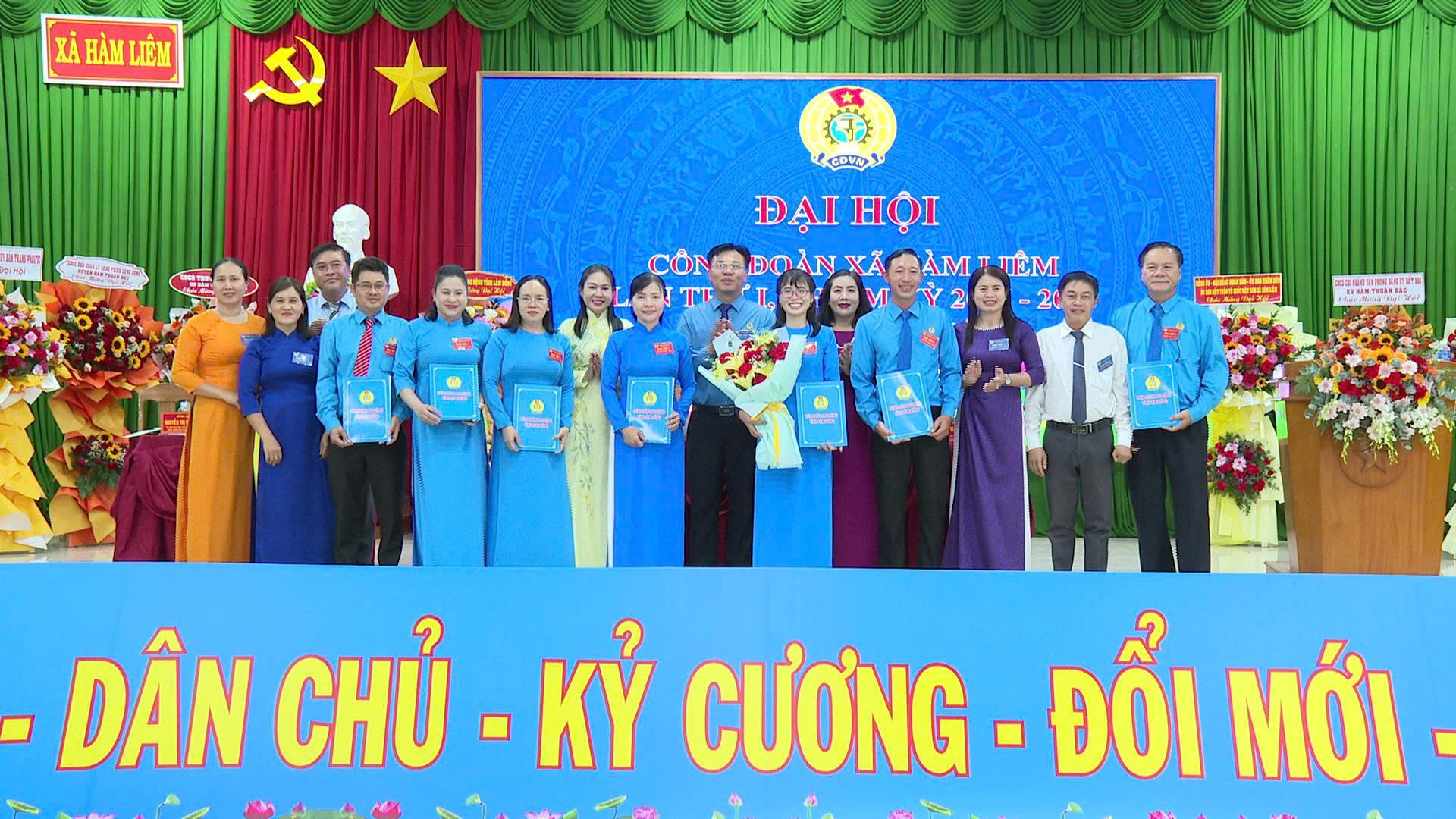 Ban chấp hành công đoàn xã nhận Quyết định