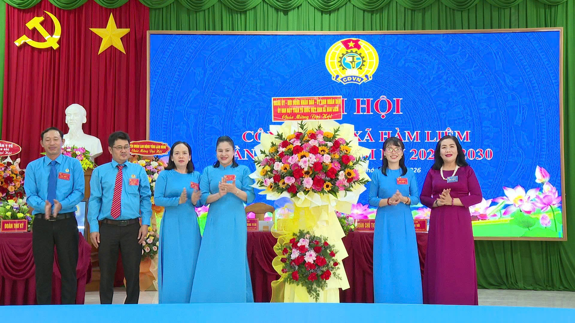 Đồng chí Bí thư Đảng ủy, Chủ tịch HĐND tặng hoa chúc mừng