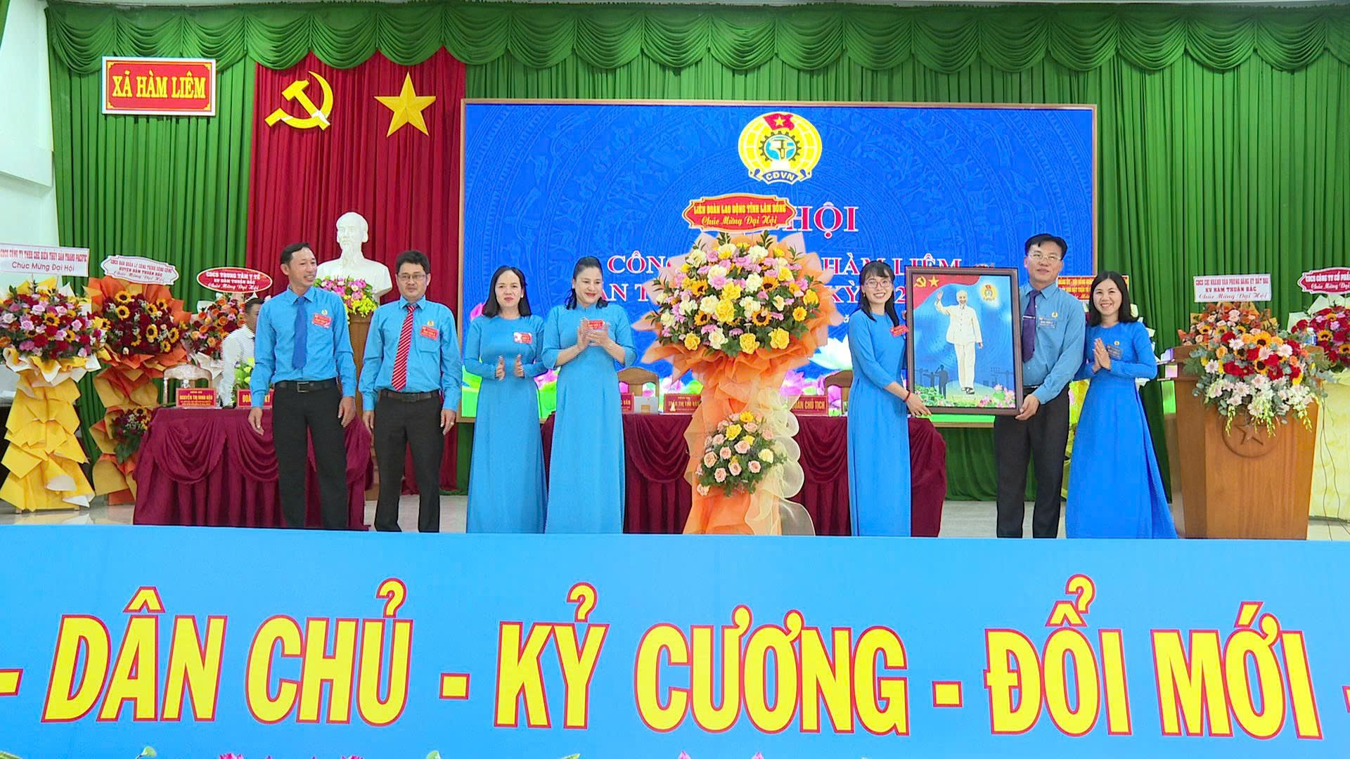 Đồng chí Phó chủ tịch Liên đoàn Lao động tỉnh tặng ảnh và hoa