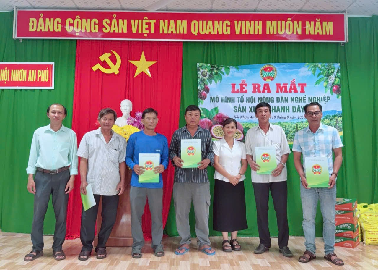 Thường trực Hội nông dân xã và Bí thư chi bộ thôn trao quyết quyết cho các hội viên