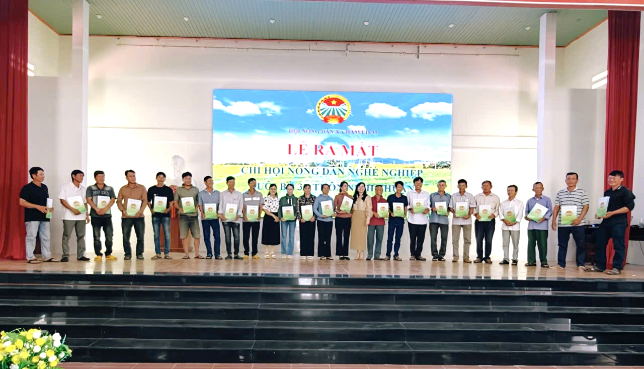 Các đồng chí lãnh đạo trao Quyết định thành lập Chi hội nông dân nghề nghiệp nuôi bò 3B cho các hội viên