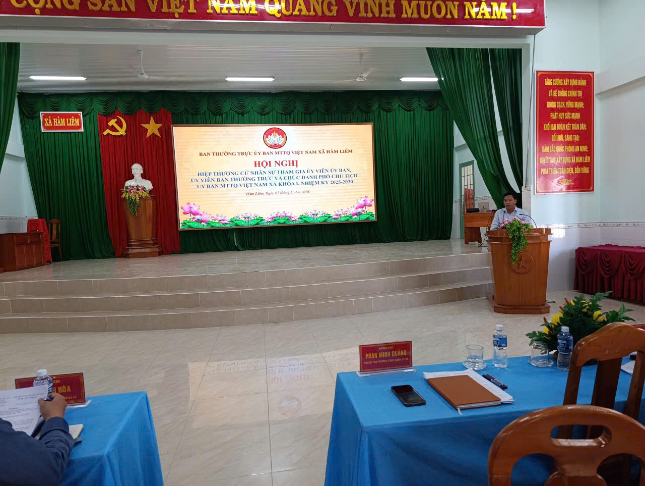 Đồng chí Phan Minh Quảng - Phó Bí thư Thường trực Đảng ủy xã chúc mừng các đồng chí được hiệp thương cử bổ sung