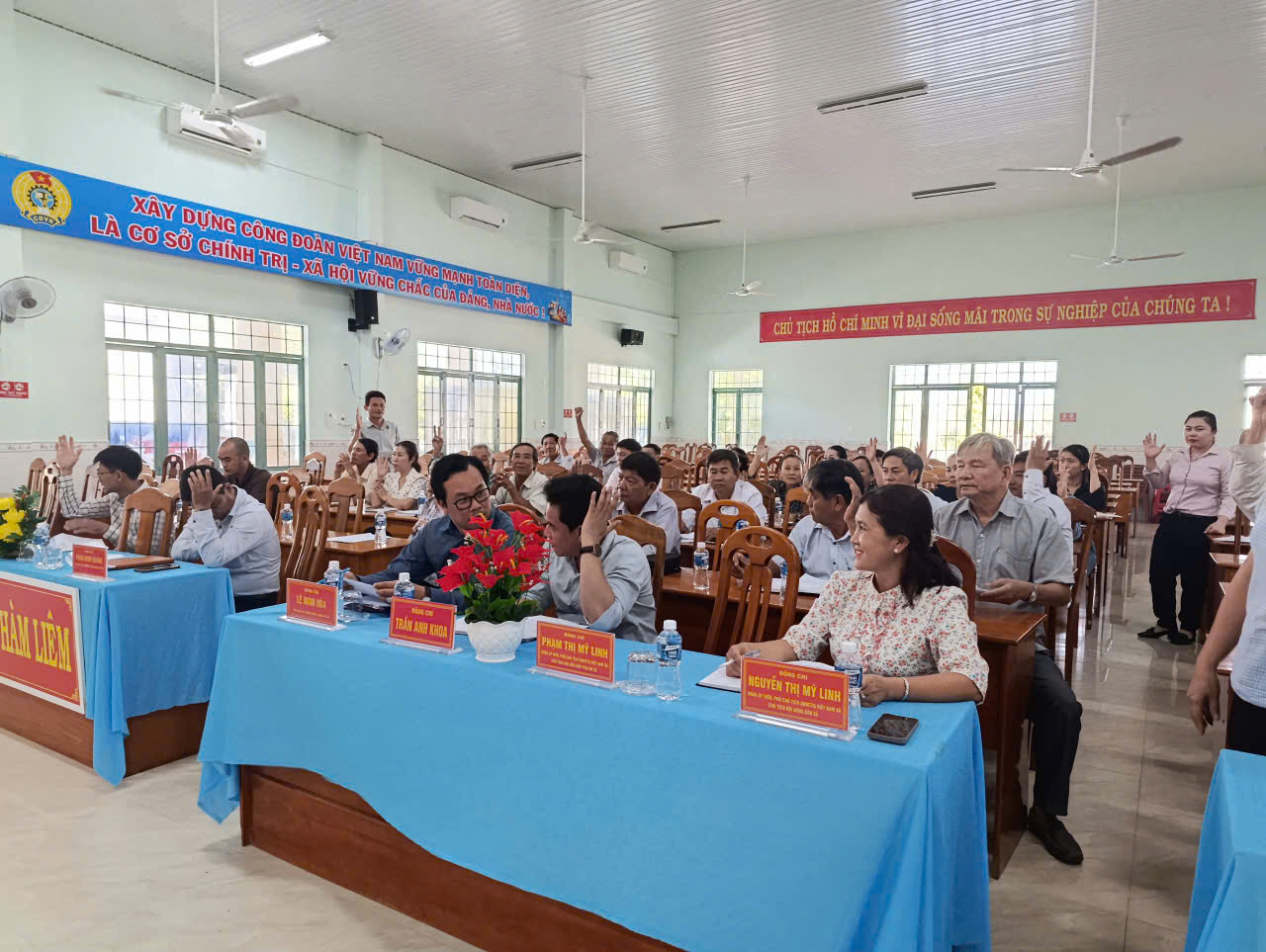 Đại biểu biểu quyết thống nhất danh sách hiệp thương