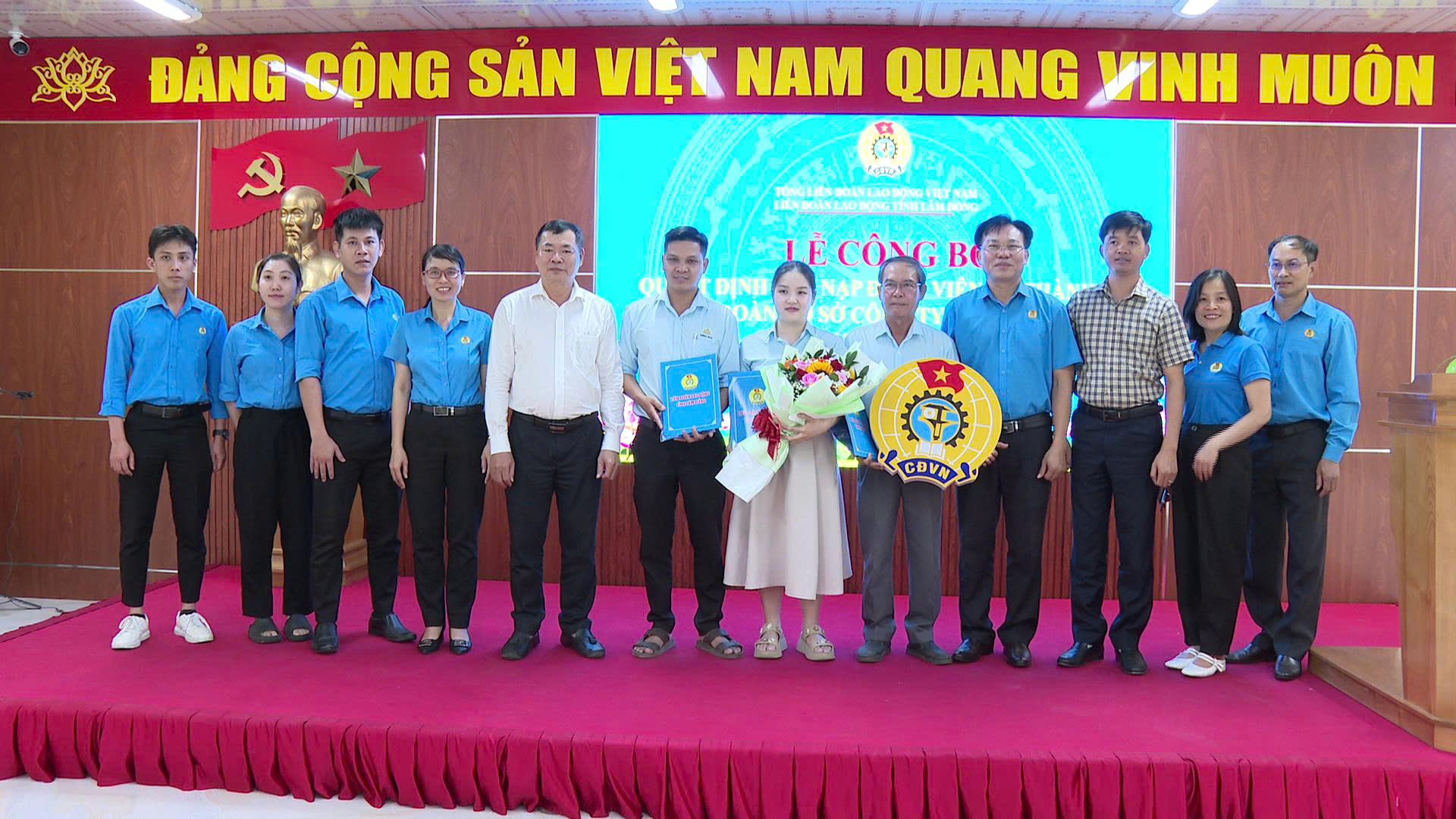 Đ/c Đoàn Văn Sự - Ủy viên Ban Chấp hành Tổng Liên đoàn Lao động Việt Nam, Phó Chủ tịch Liên đoàn Lao động tỉnh trao Quyết định; Logo công đoàn cho BCH  